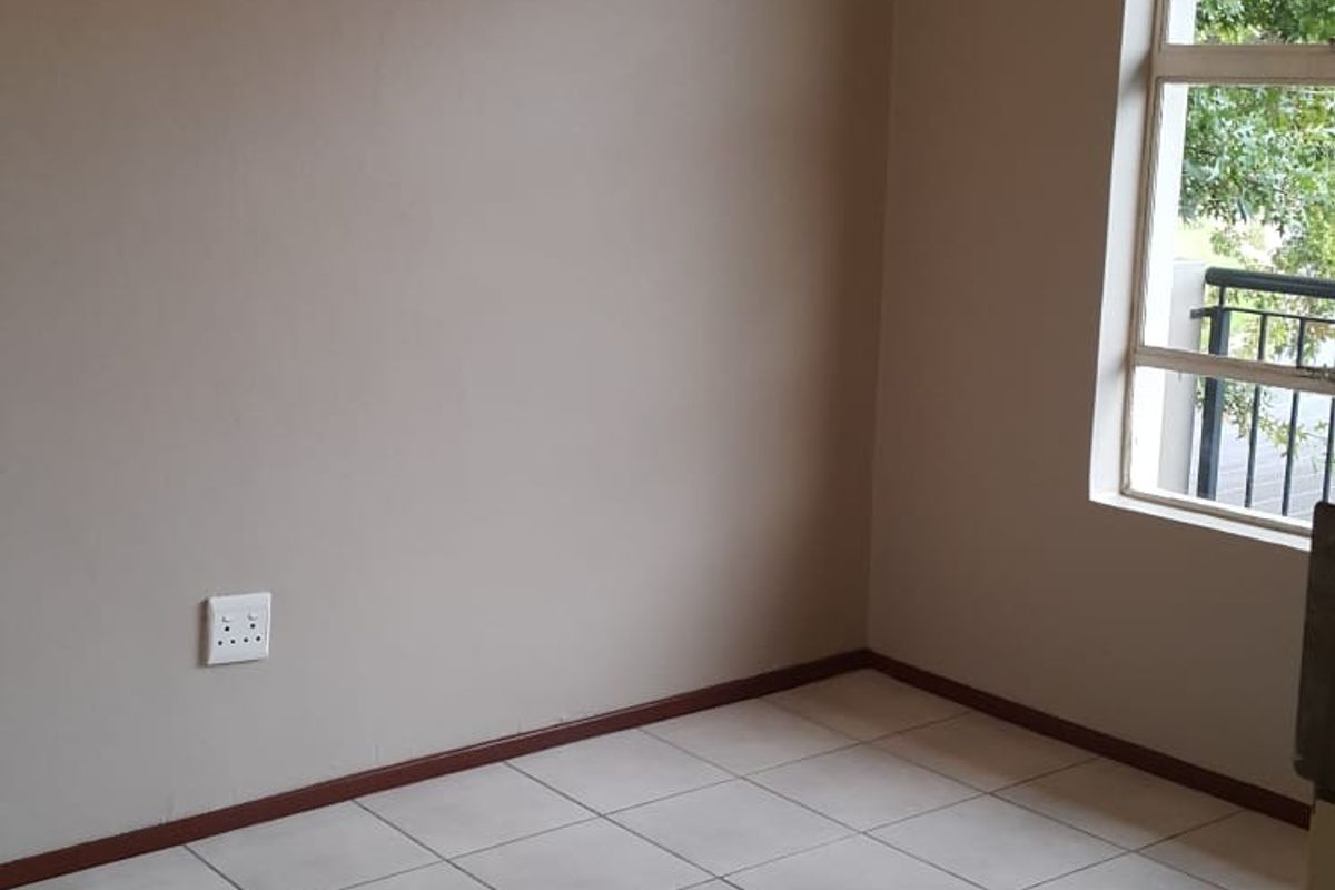 2 Bedroom apartment in a secure complex for sale - Photo 5