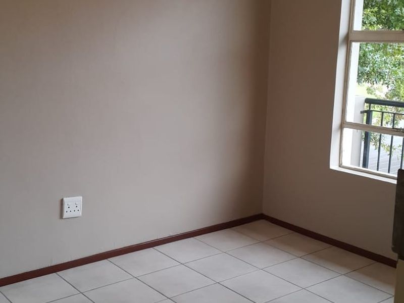 2 Bedroom apartment in a secure complex for sale - Photo 5