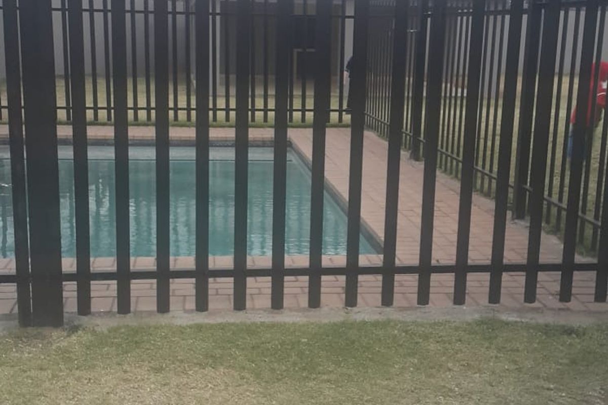 2 Bedroom apartment in a secure complex for sale - Photo 3