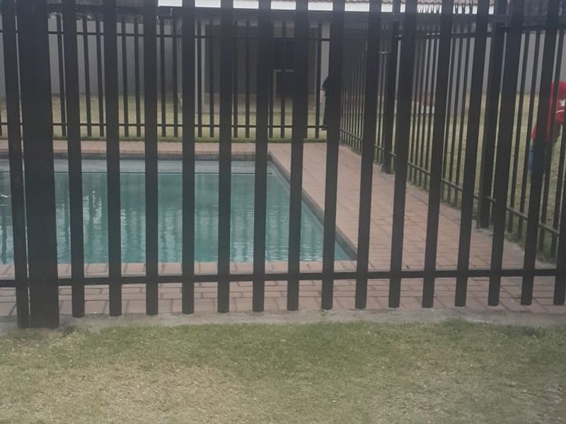 2 Bedroom apartment in a secure complex for sale - Photo 3