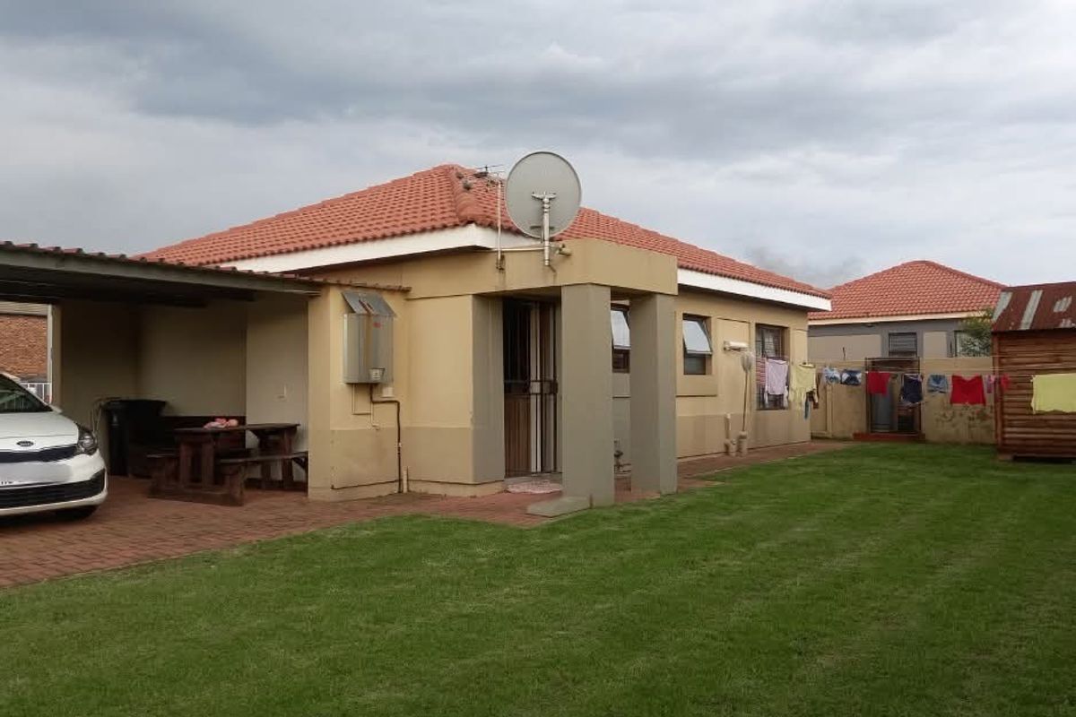 Step into the pinnacle of contemporary elegance situated in secure complex in Sonneveld - Photo 4
