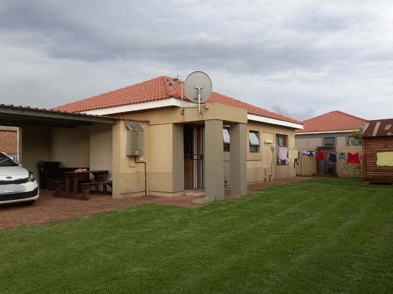 Step into the pinnacle of contemporary elegance situated in secure complex in Sonneveld - Photo 4