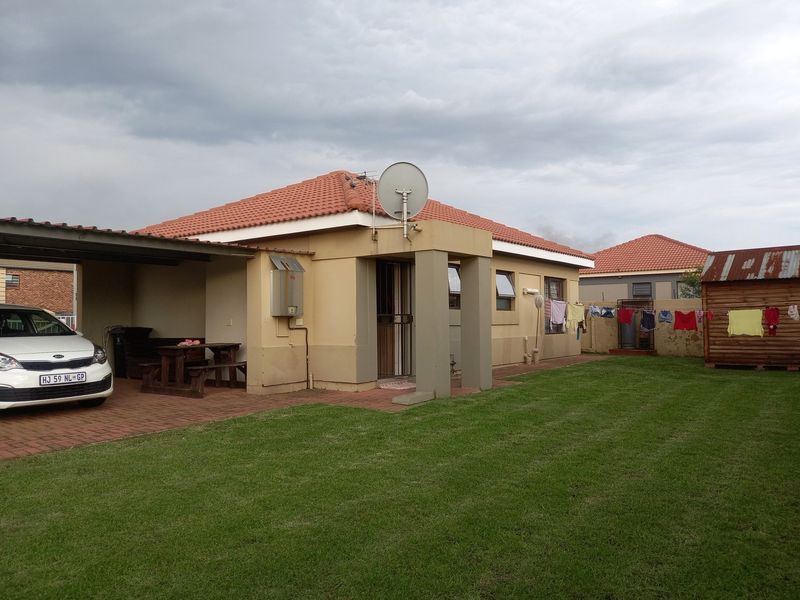 Step into the pinnacle of contemporary elegance situated in secure complex in Sonneveld - Photo 2