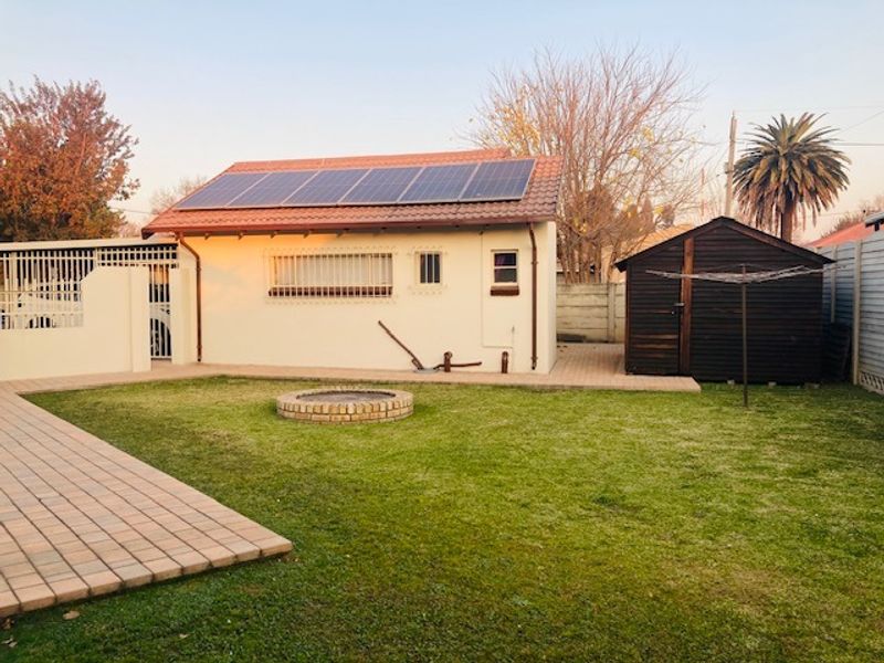 Welcome to this low maintenance property in a sought after suburb of Dalview - Photo 3