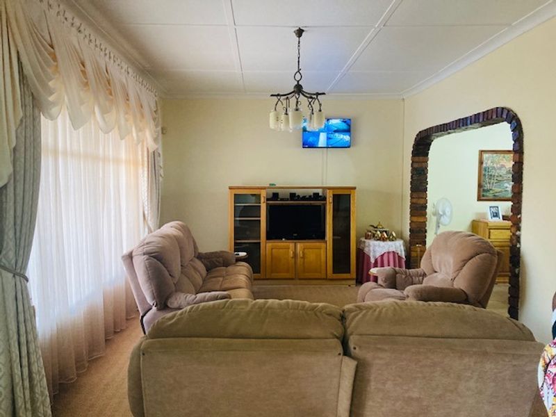 Welcome to this low maintenance property in a sought after suburb of Dalview - Photo 10