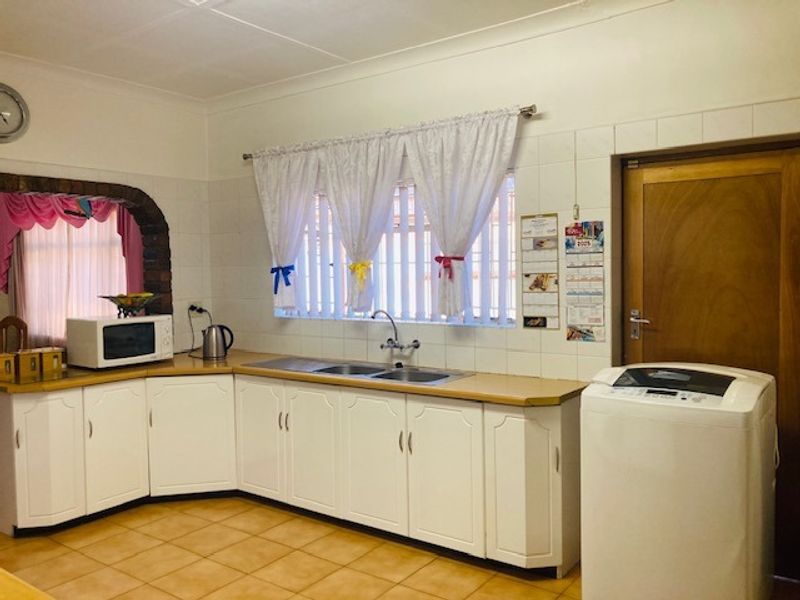 Welcome to this low maintenance property in a sought after suburb of Dalview - Photo 7