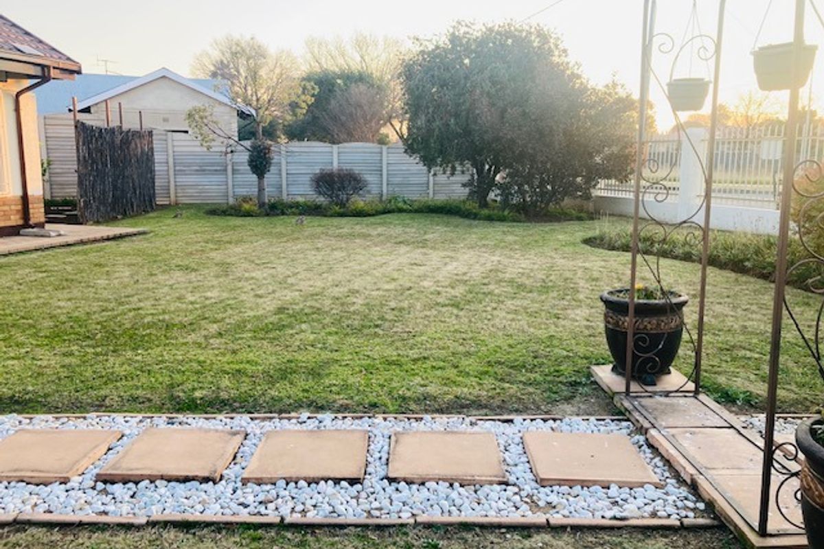 Welcome to this low maintenance property in a sought after suburb of Dalview - Photo 5