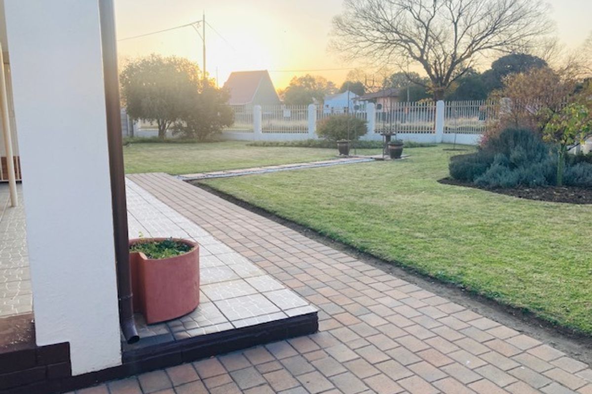 Welcome to this low maintenance property in a sought after suburb of Dalview - Photo 4