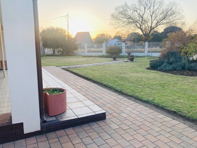 Welcome to this low maintenance property in a sought after suburb of Dalview - Photo 4