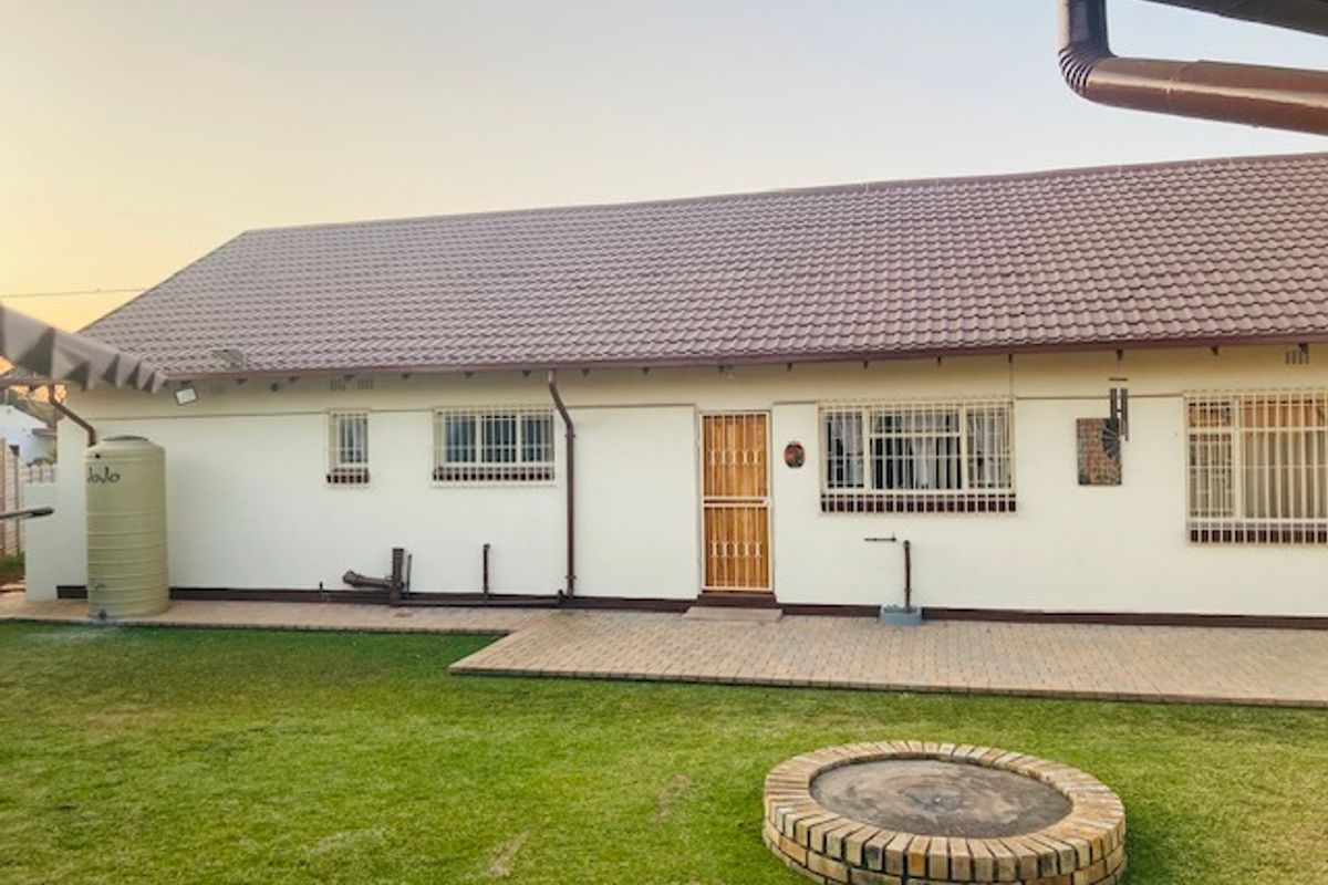 Welcome to this low maintenance property in a sought after suburb of Dalview - Photo 2