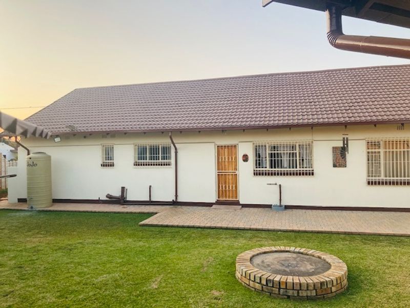 Welcome to this low maintenance property in a sought after suburb of Dalview - Photo 2