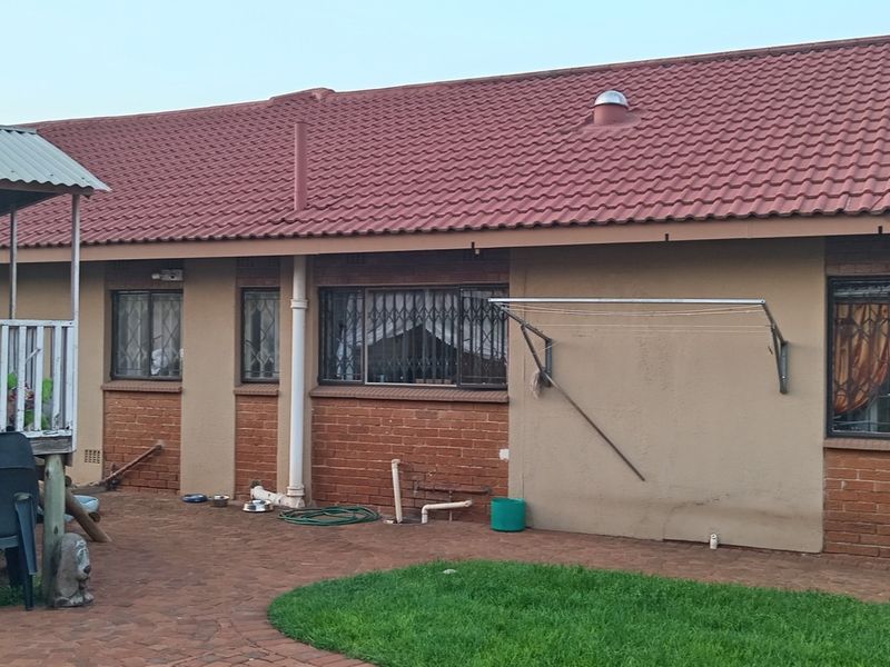 Your Dream Home Awaits! - Photo 3