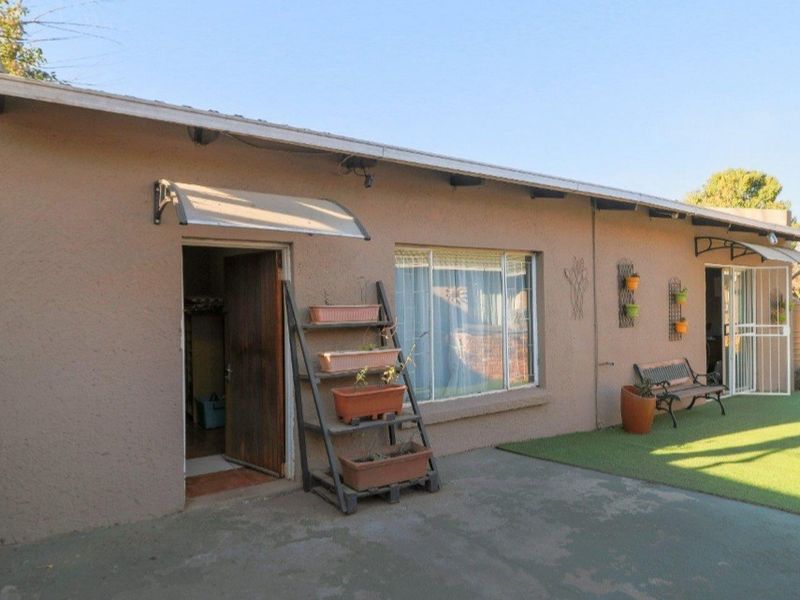 Beautiful modern masterpiece for sale in Dersley - Photo 3