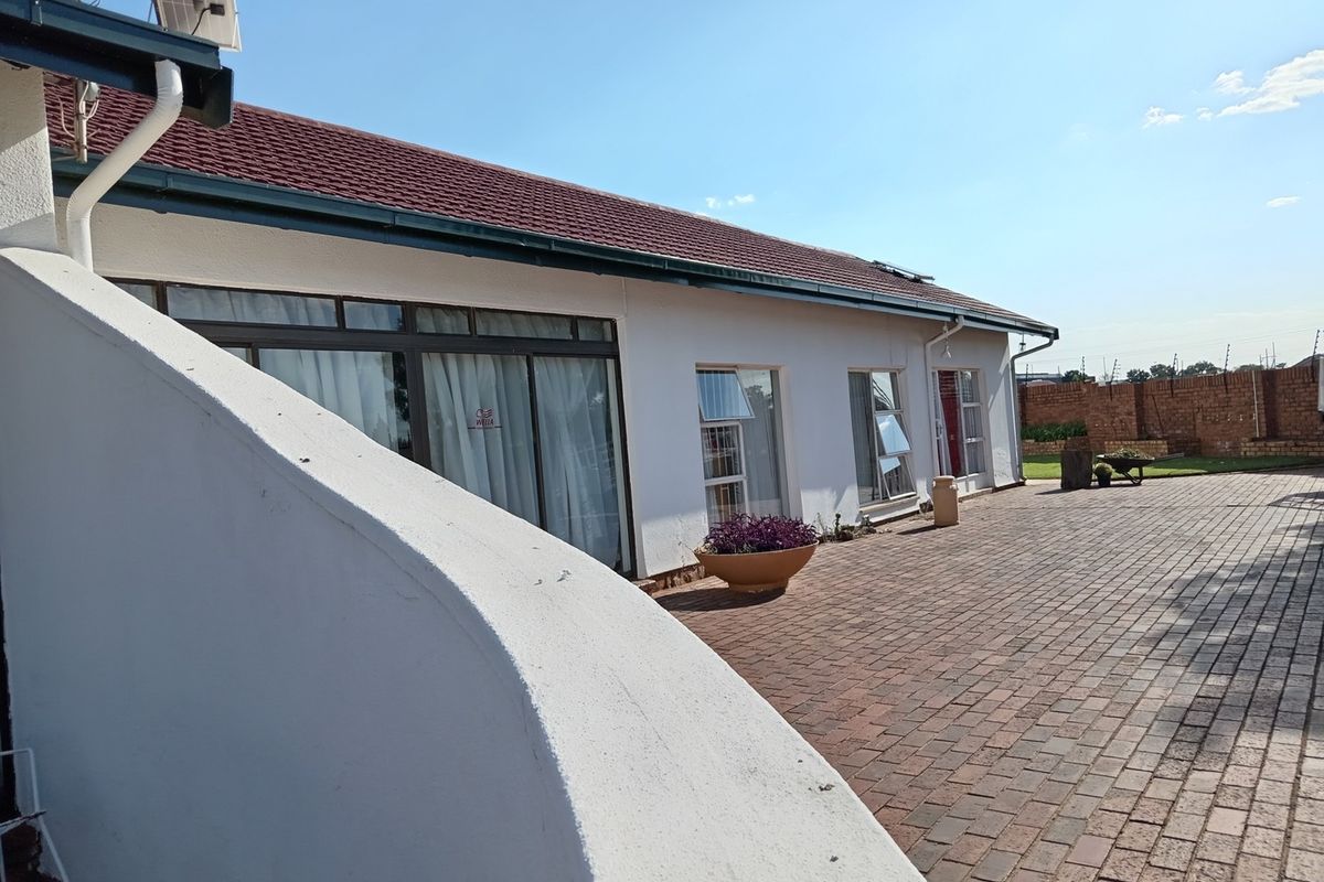 Spacious Multi-Home Property on a Double Stand – Ideal for Frail Care or Rehabilitation Center - Photo 2