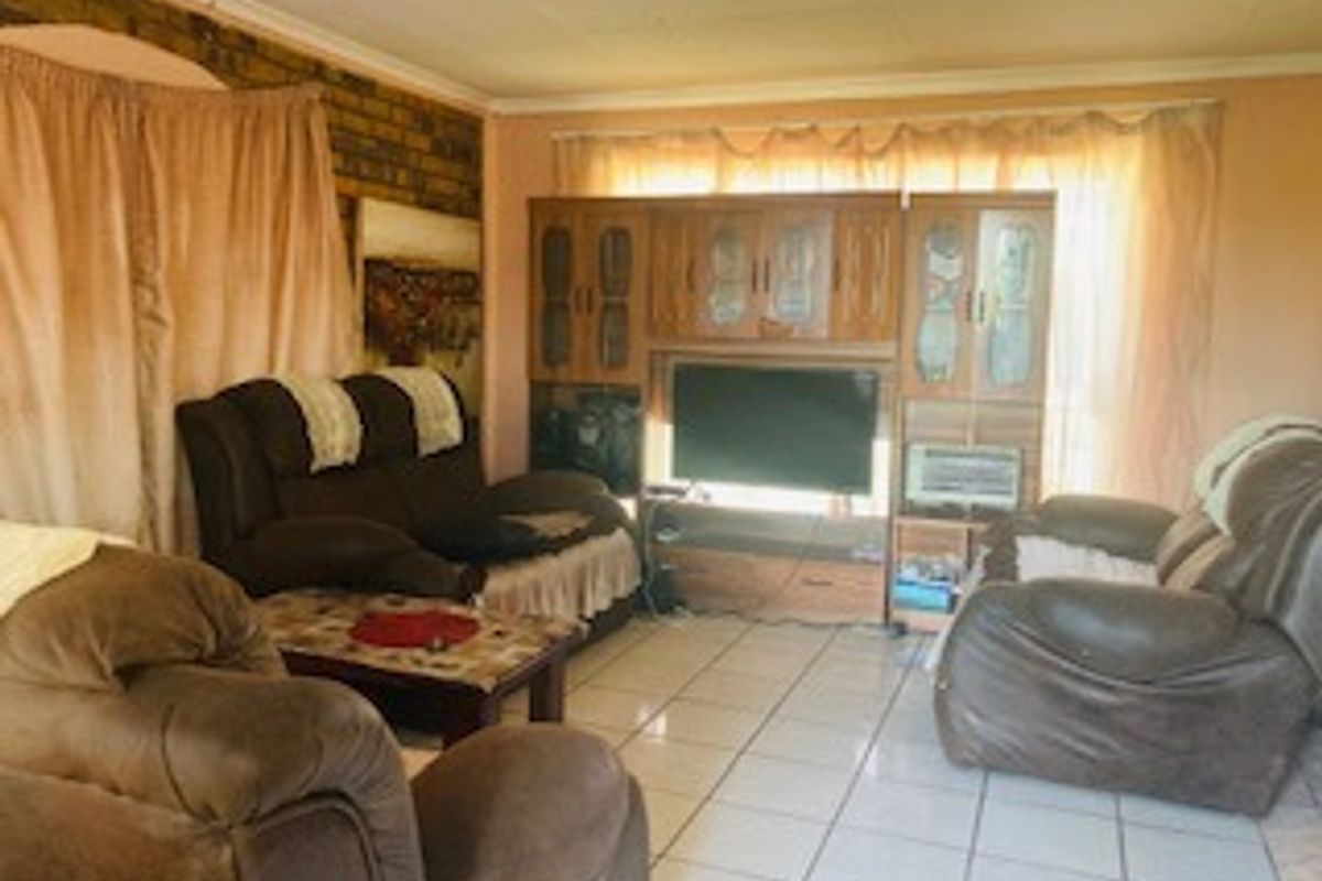 Spacious family home for sale in Brakpan North - Photo 5