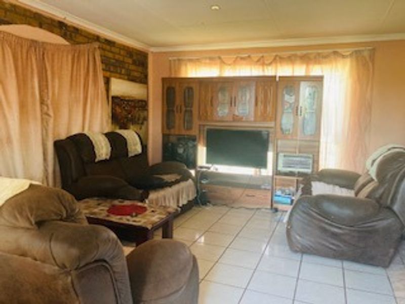 Spacious family home for sale in Brakpan North - Photo 5