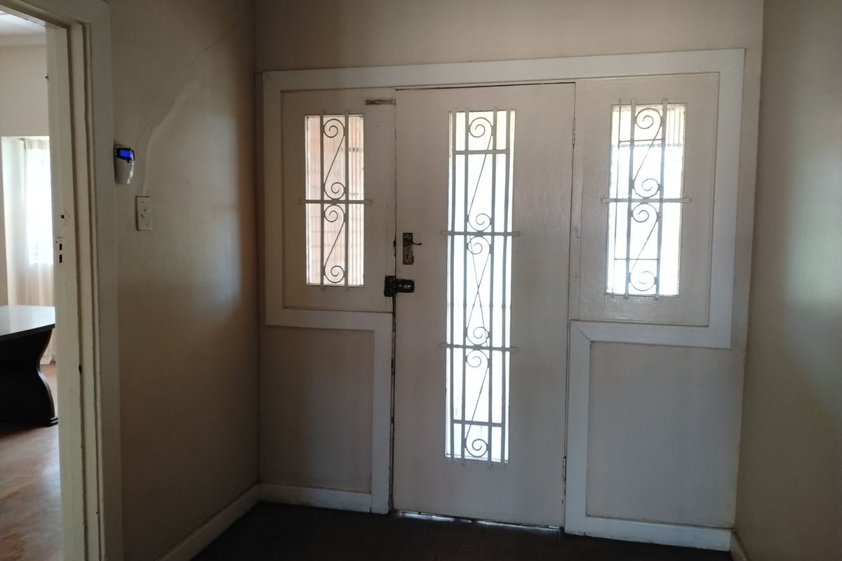 Spacious 6-Bedroom Property with Flatlet – Perfect for Large Family or Dual Living! - Photo 3