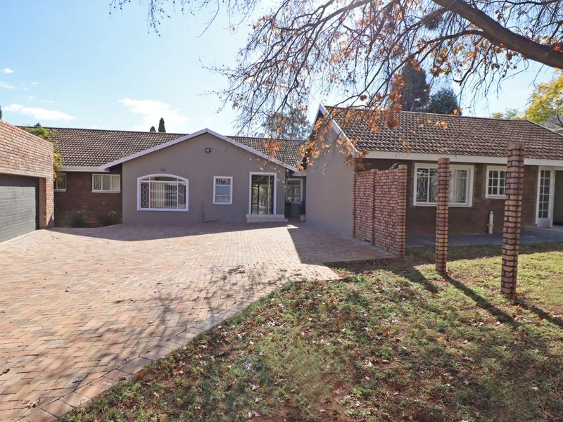 Perfect Bryanston family home available immediately. - Photo 2