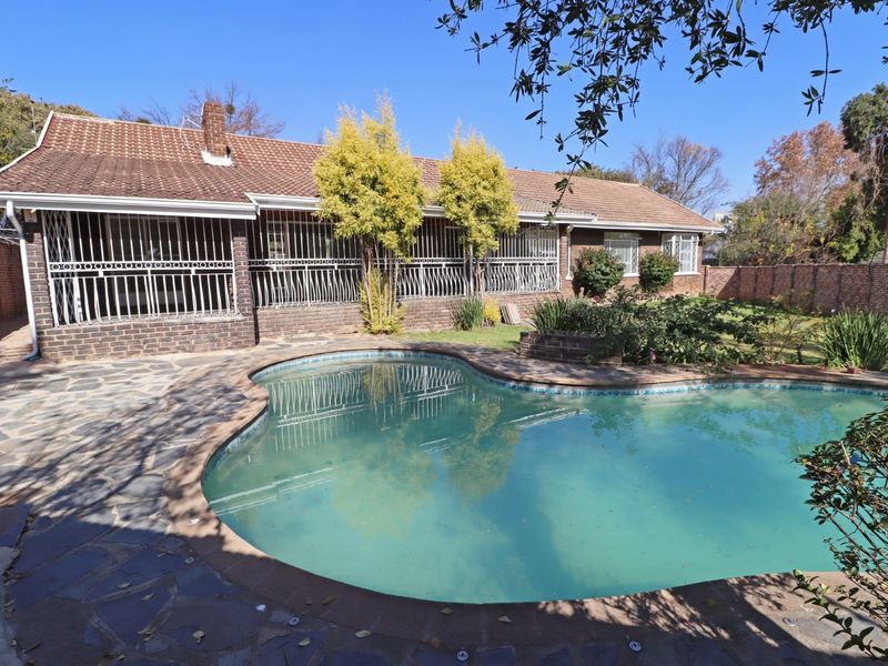 Perfect Bryanston family home available immediately. - Photo 1