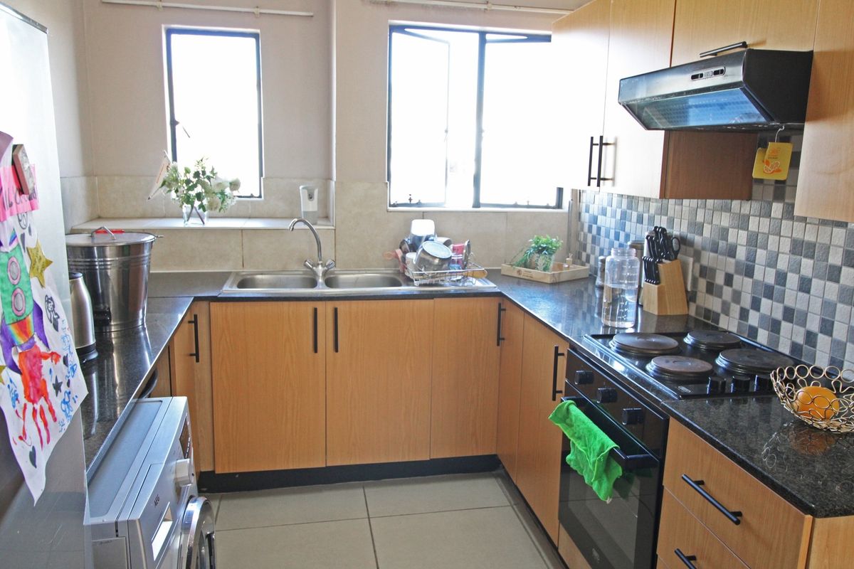 Sunny 2-Bedroom Apartment in a Quiet Ferndale Location - Photo 4