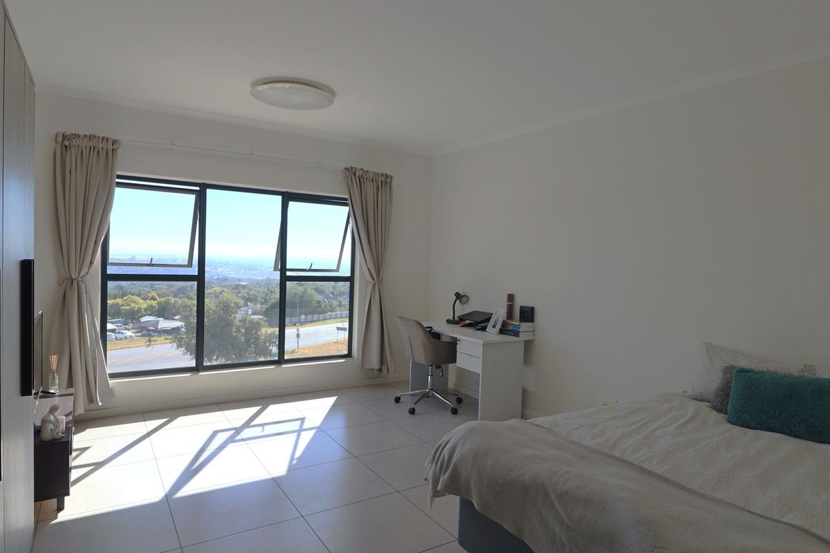 Perfect Lock-Up-and-Go Studio in The Aura | Ideal for First-Time Buyers & Investors - Photo 3