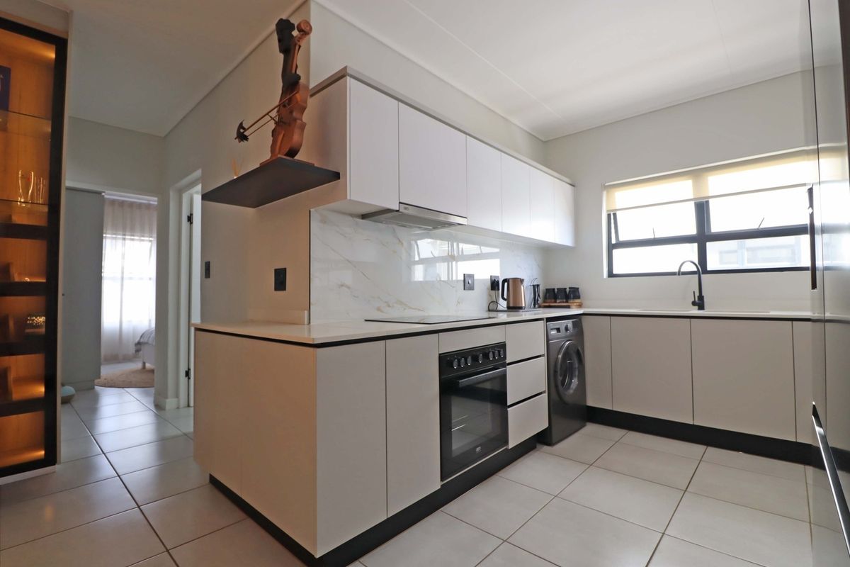 Fully Furnished 3 bed 2 bath - Photo 4