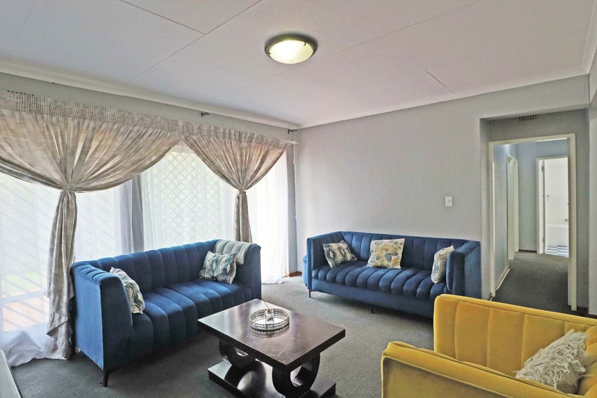 Spacious 3-Bedroom Duplex Townhouse for Rent in Bryanston - Photo 2