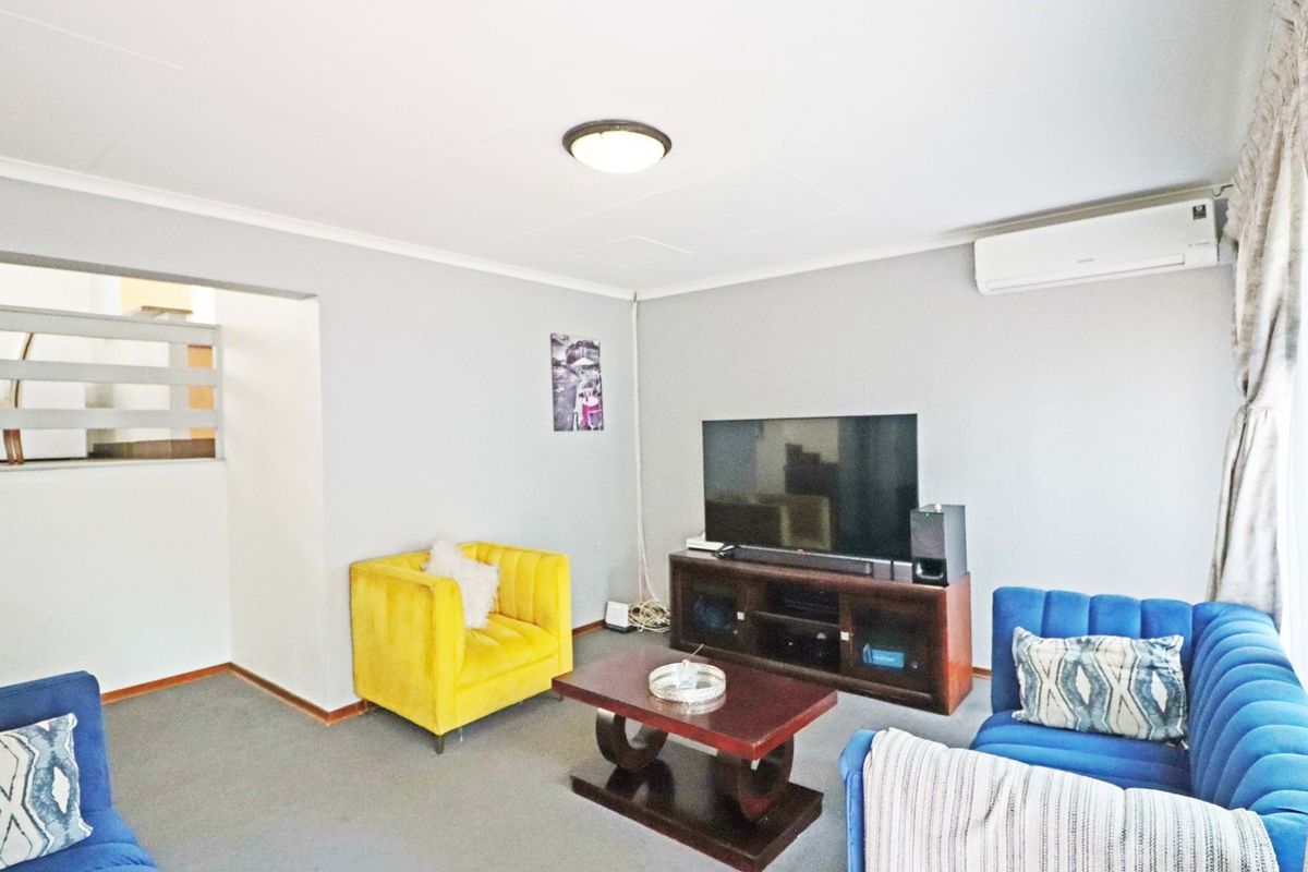 Spacious 3-Bedroom Duplex Townhouse for Rent in Bryanston - Photo 3