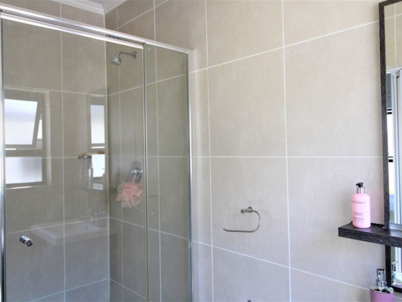 Modern and Stylish 1 Bed, 1 Bath Apartment with views! - Photo 10