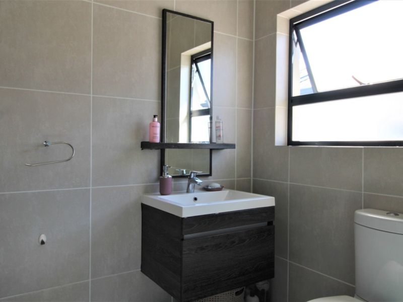 Modern and Stylish 1 Bed, 1 Bath Apartment with views! - Photo 9