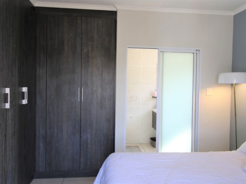 Modern and Stylish 1 Bed, 1 Bath Apartment with views! - Photo 8