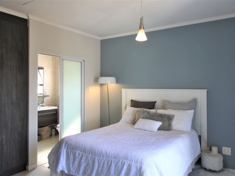 Modern and Stylish 1 Bed, 1 Bath Apartment with views! - Photo 7