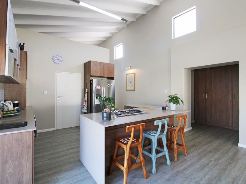 Modern Three-bedroom penthouse offers luxury  living!! - Photo 8