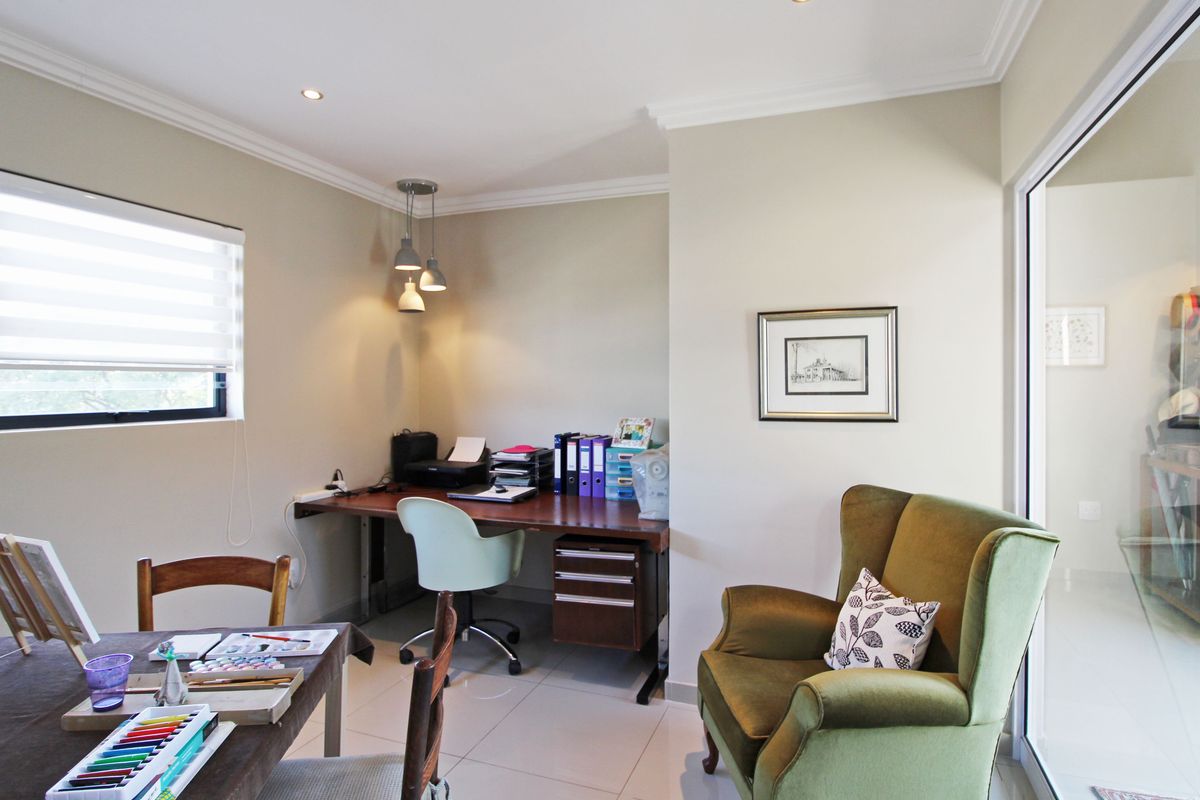 Modern Three-bedroom penthouse offers luxury  living!! - Photo 5