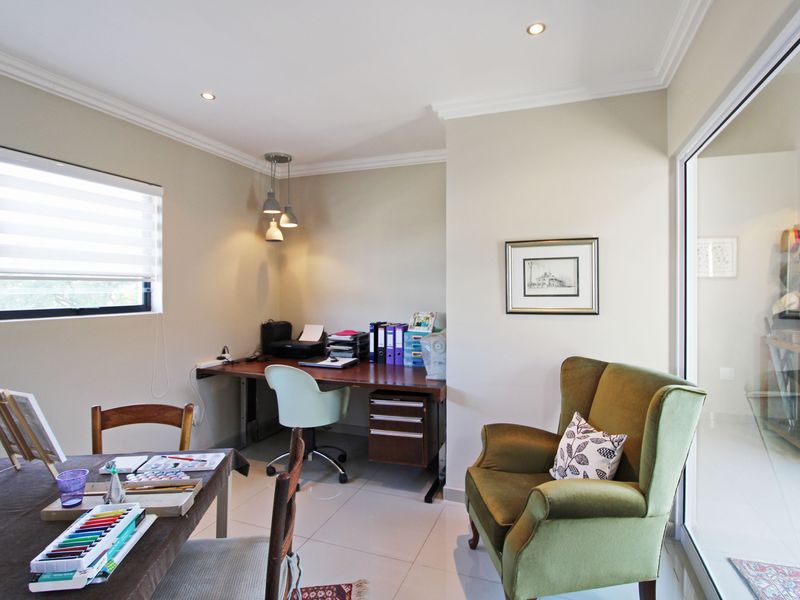 Modern Three-bedroom penthouse offers luxury  living!! - Photo 5