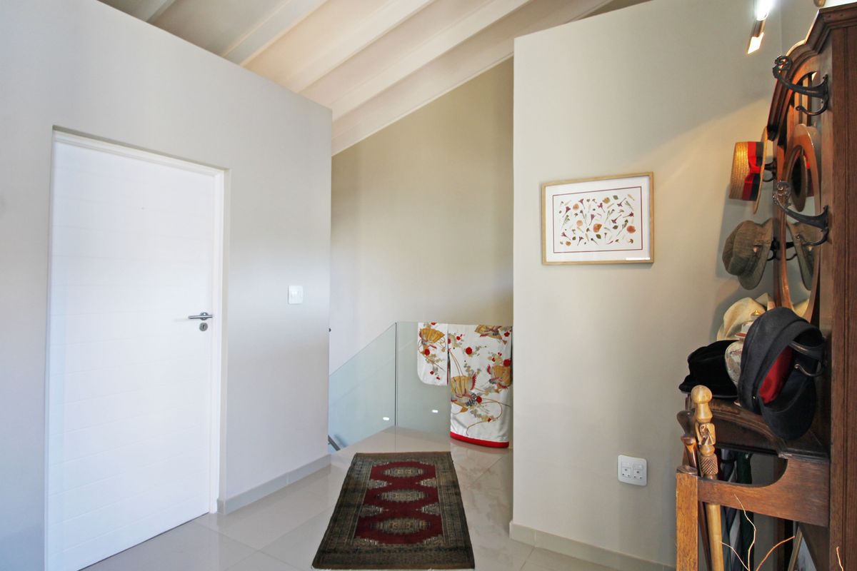 Modern Three-bedroom penthouse offers luxury  living!! - Photo 3