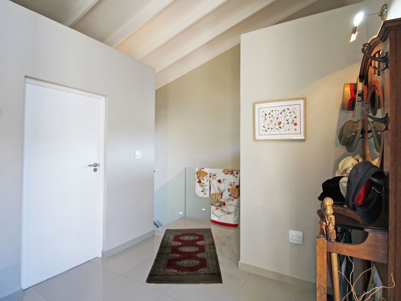 Modern Three-bedroom penthouse offers luxury  living!! - Photo 3