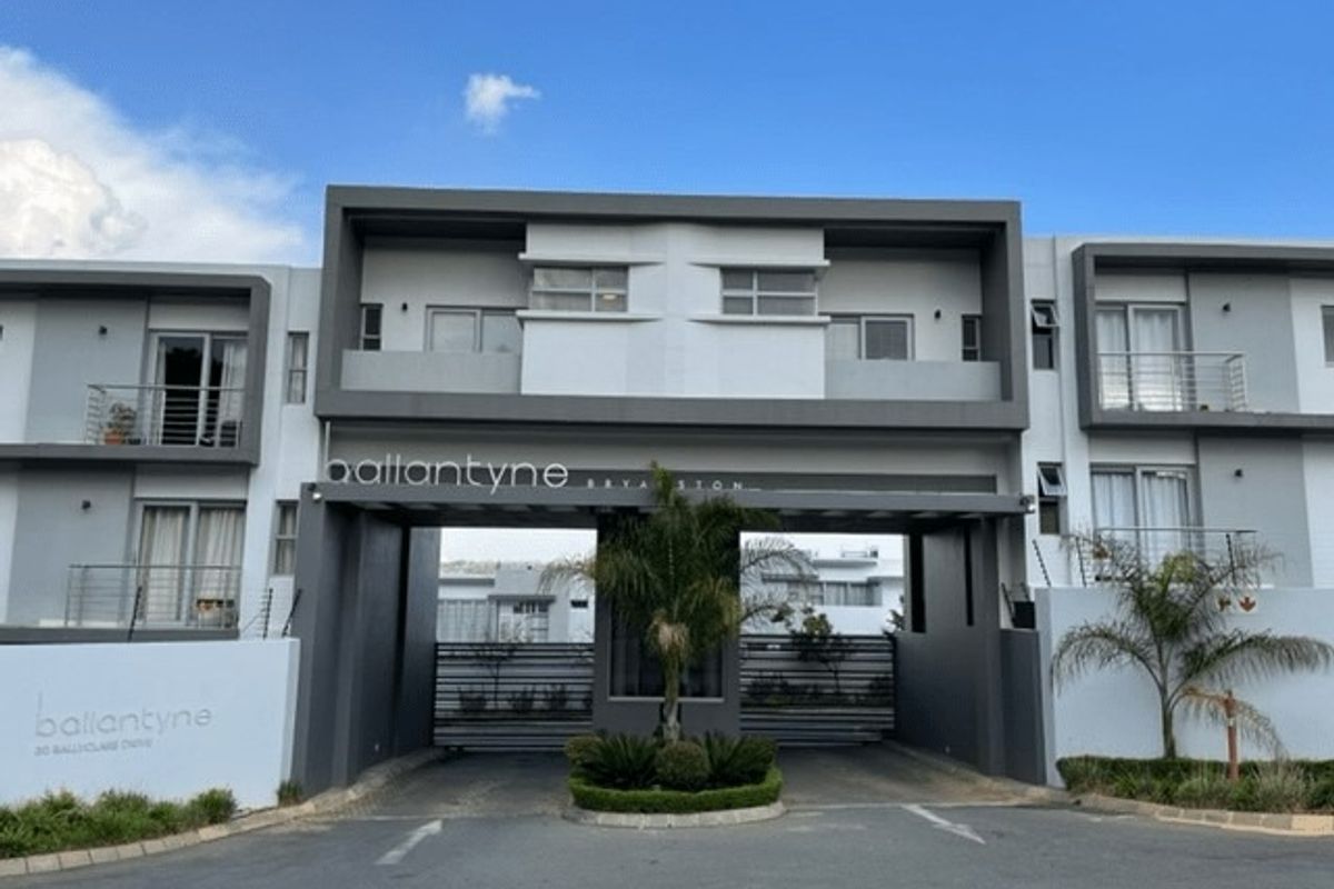 The Ultimate Studio apartment in a great location!!!! - Photo 2