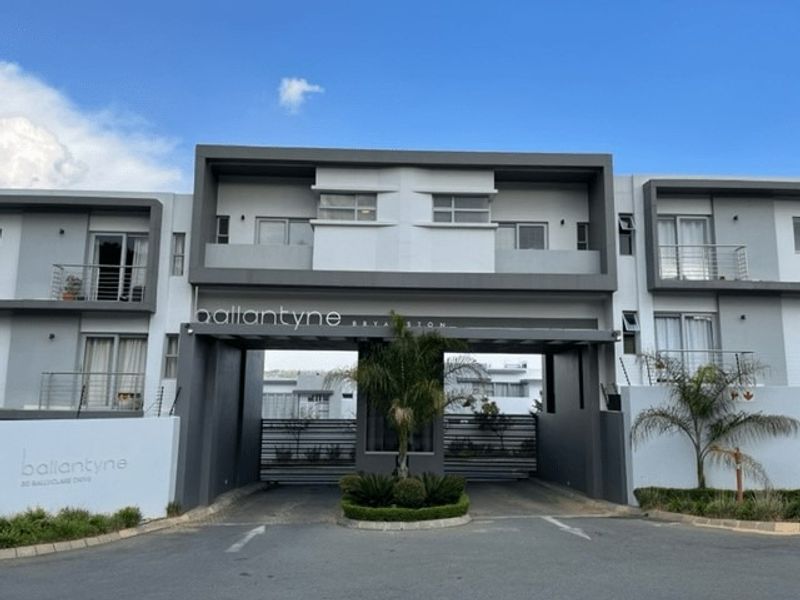 The Ultimate Studio apartment in a great location!!!! - Photo 2