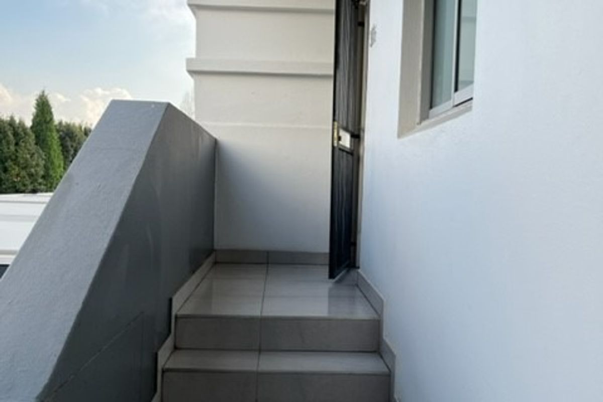 The Ultimate Studio apartment in a great location!!!! - Photo 3