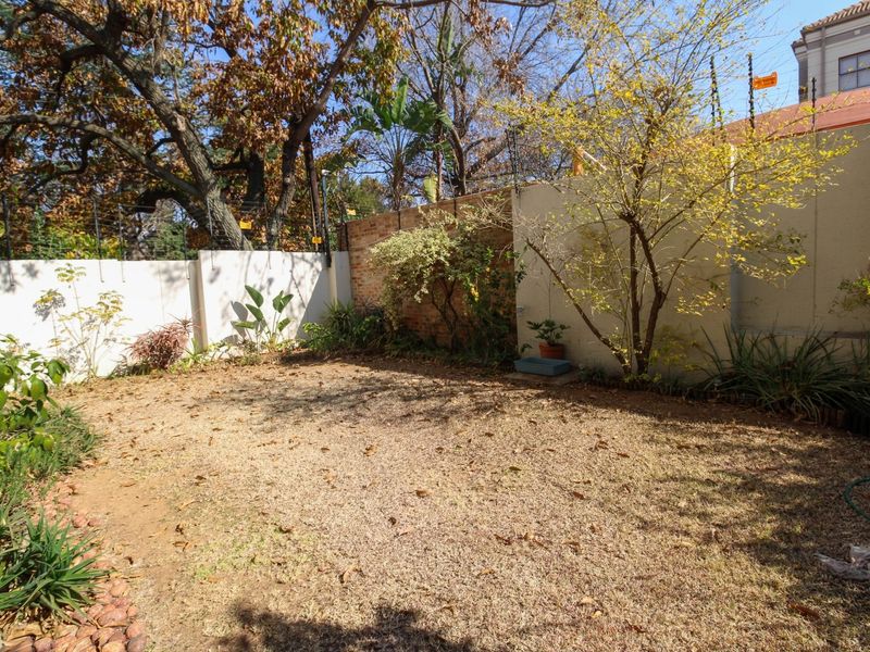 **Gorgeous Two-Bedroom Ground Floor Corner Apartment with Massive Garden in Morningside** - Photo 10