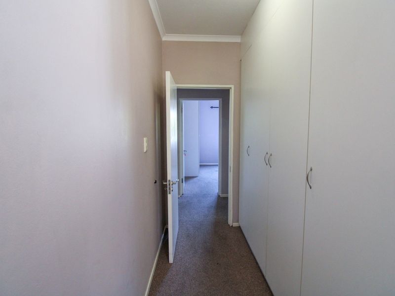 **Gorgeous Two-Bedroom Ground Floor Corner Apartment with Massive Garden in Morningside** - Photo 8