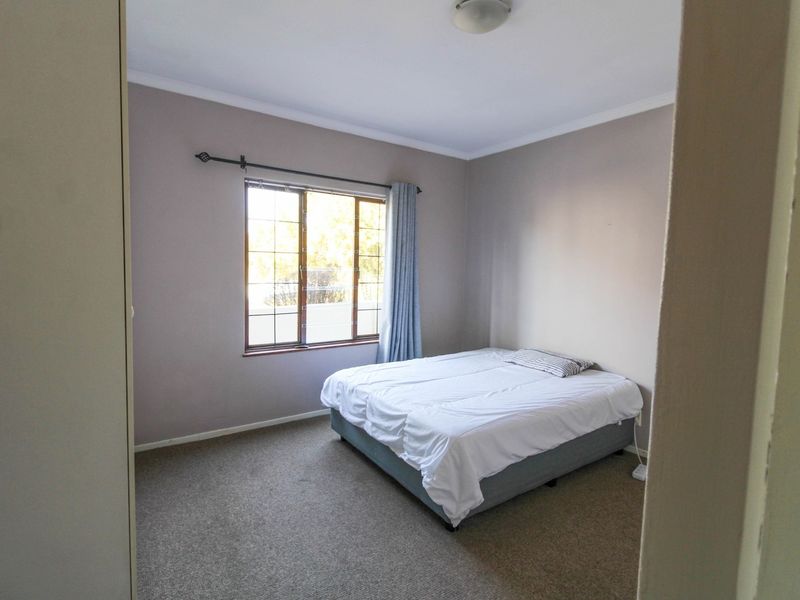 **Gorgeous Two-Bedroom Ground Floor Corner Apartment with Massive Garden in Morningside** - Photo 7