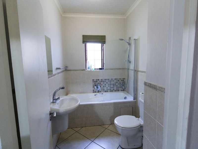 **Gorgeous Two-Bedroom Ground Floor Corner Apartment with Massive Garden in Morningside** - Photo 6