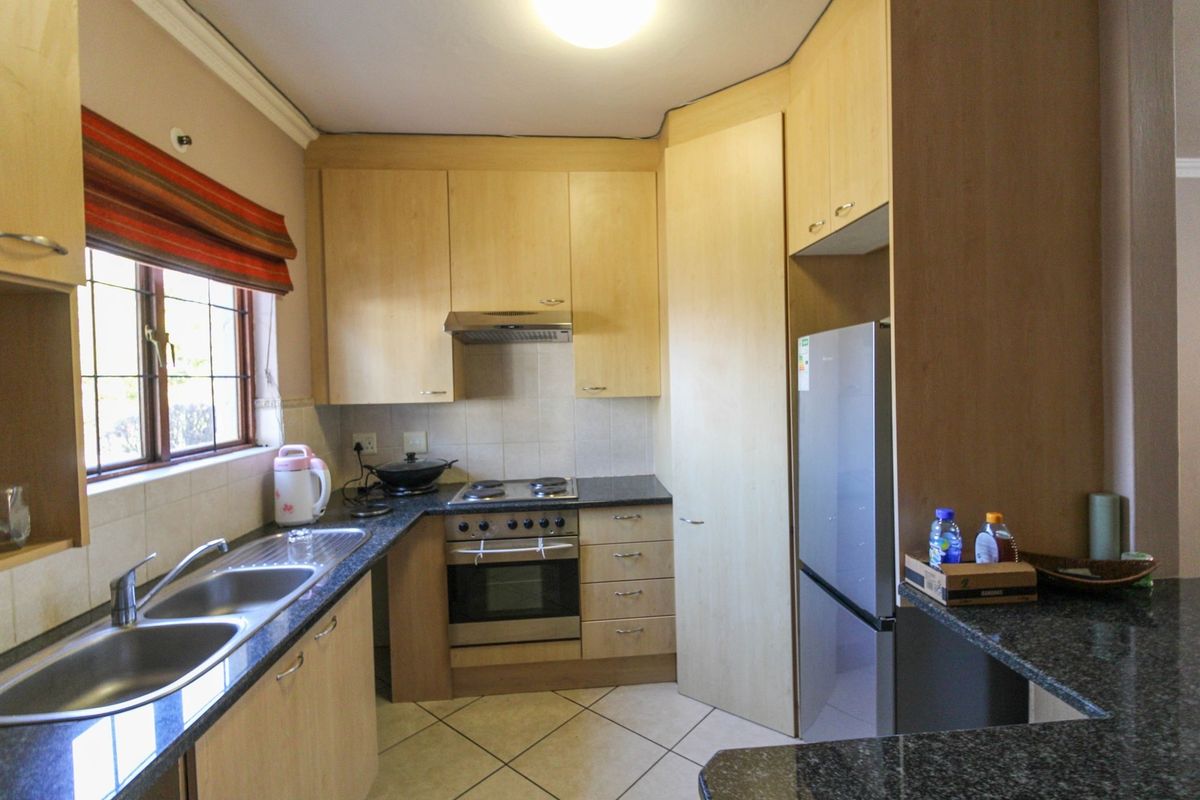 **Gorgeous Two-Bedroom Ground Floor Corner Apartment with Massive Garden in Morningside** - Photo 2