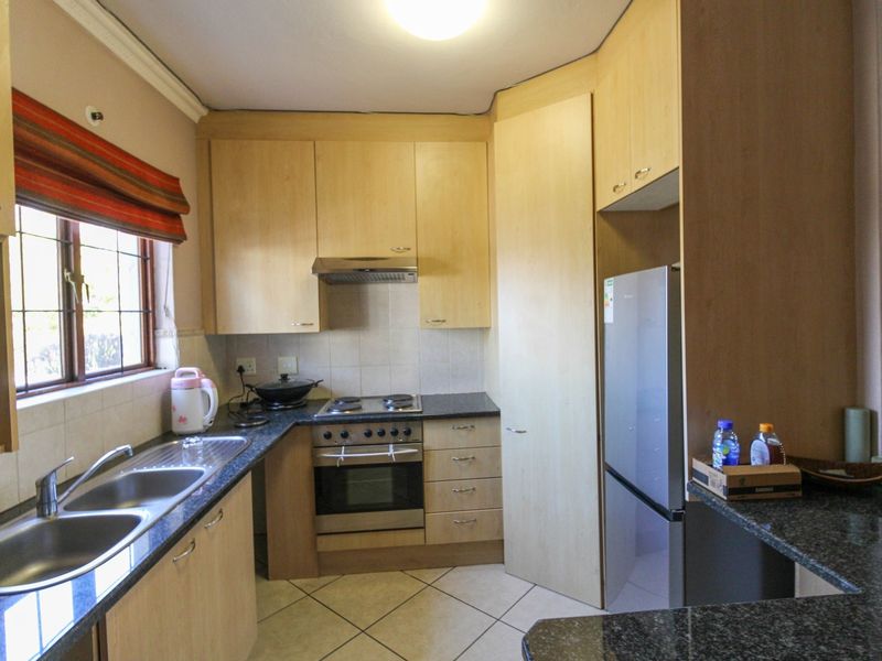 **Gorgeous Two-Bedroom Ground Floor Corner Apartment with Massive Garden in Morningside** - Photo 2