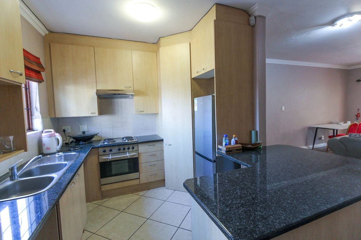 **Gorgeous Two-Bedroom Ground Floor Corner Apartment with Massive Garden in Morningside** - Photo 3