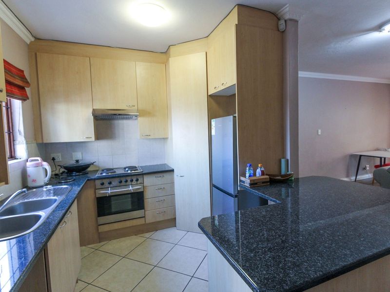 **Gorgeous Two-Bedroom Ground Floor Corner Apartment with Massive Garden in Morningside** - Photo 3