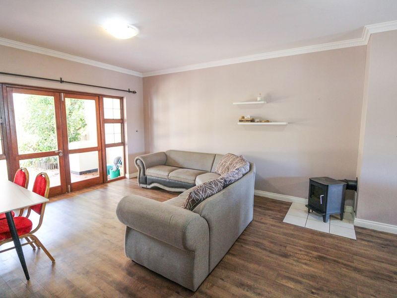 **Gorgeous Two-Bedroom Ground Floor Corner Apartment with Massive Garden in Morningside** - Photo 5