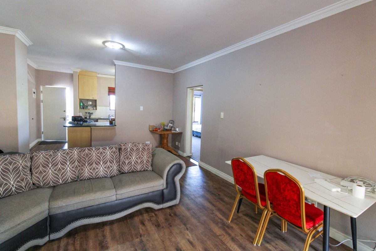 **Gorgeous Two-Bedroom Ground Floor Corner Apartment with Massive Garden in Morningside** - Photo 4